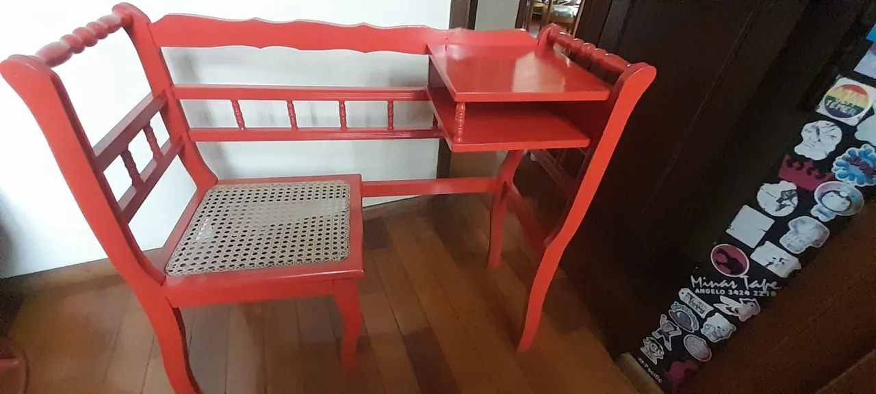 Escrivaninha Vermelha Vintage com Cadeira