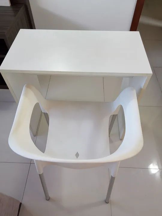 Mesa com cadeira branca para estudo  - Foto 3