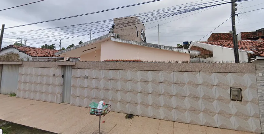 VENDE-SE CASA ESPAÇOSA NO BAIRRO PRADO