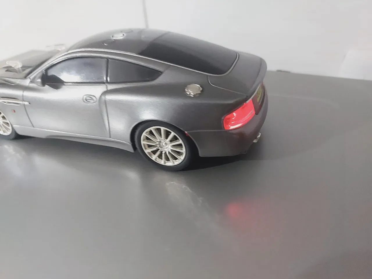 Carrinho de corrida Aston Martin para colecionadores 007 James Bond