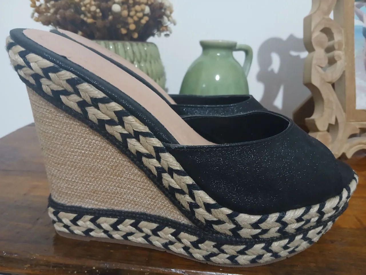 Sandália Anabela Preta com Detalhes em Palha - Foto 2