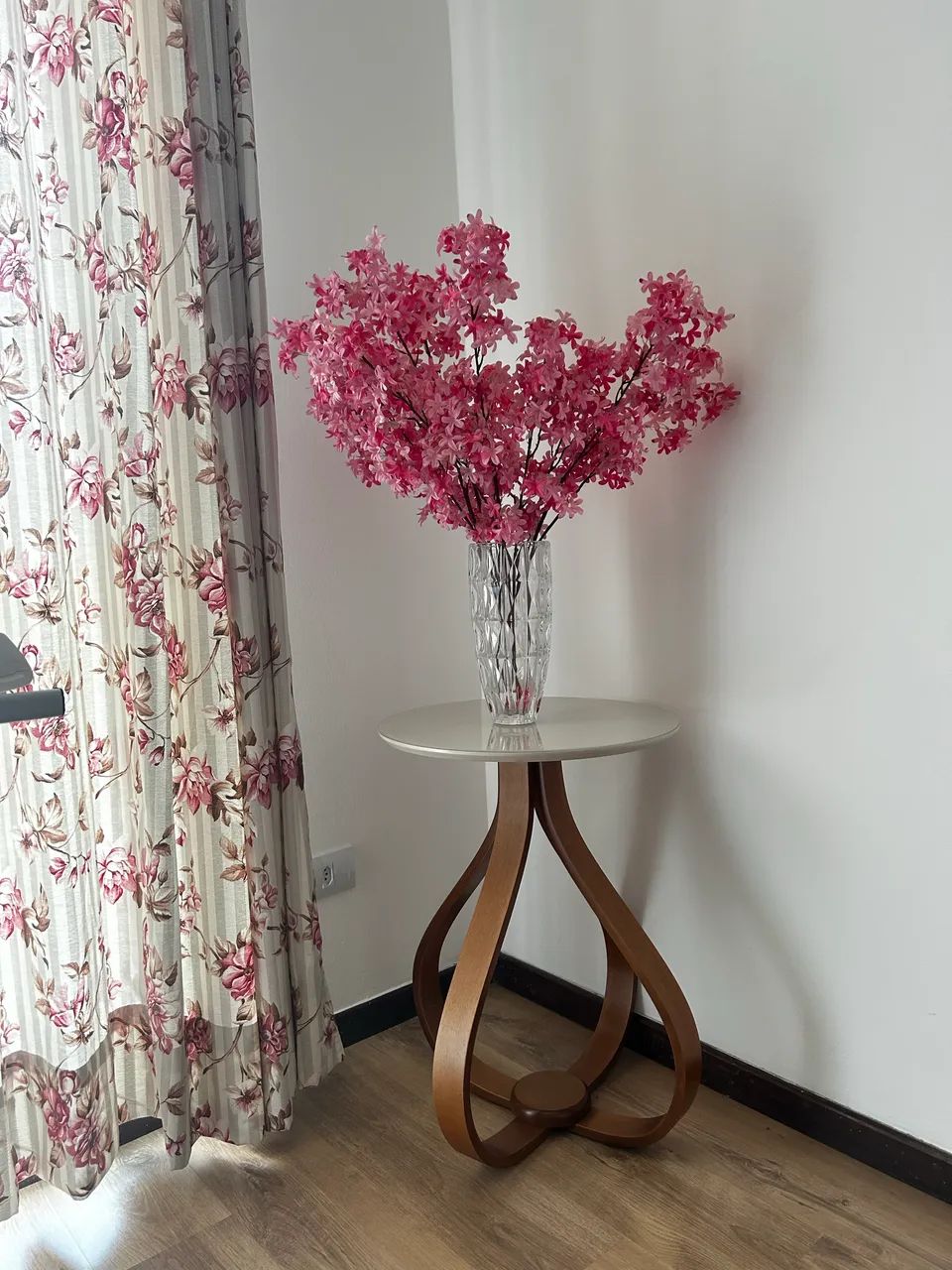 Mesinha de canto com tampo de vidro