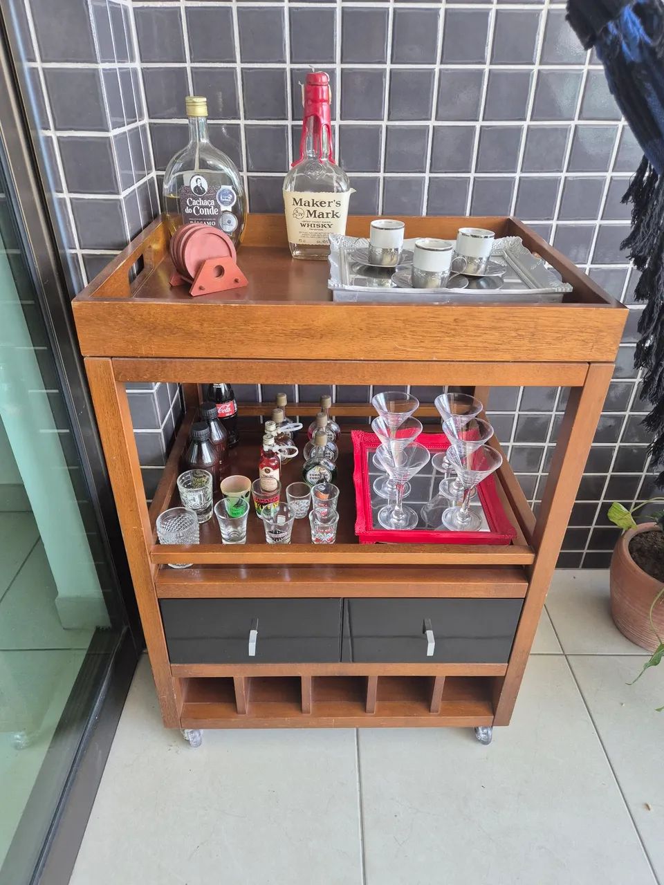Bar em madeira com Bandeja e Gaveta