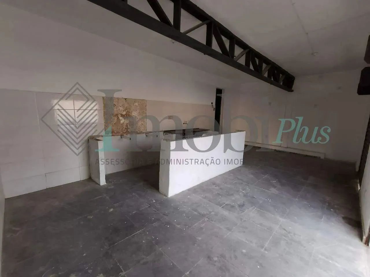 Área aproximadamente 180m² com loja aproximadamente de 60m² - Foto 2