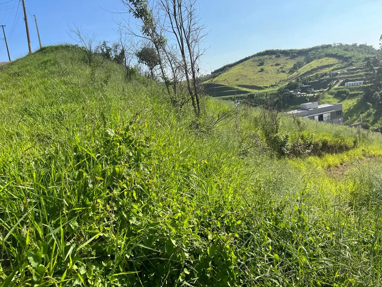 Excelente terreno pé na água, localizado em condomínio fechado, na cidade de Igaratá - SP