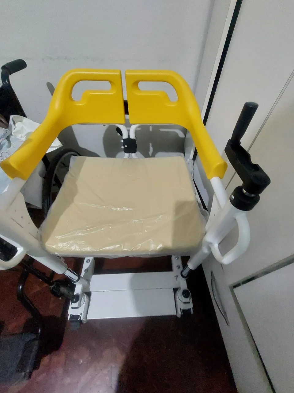Cadeira de banho e transferência com rodas e suporte para higiene