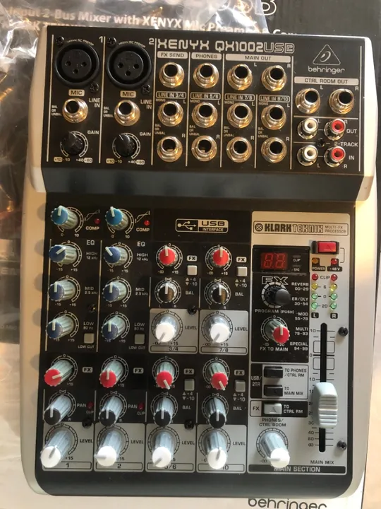 Mesa de Som Behringer XENYX QX1002USB