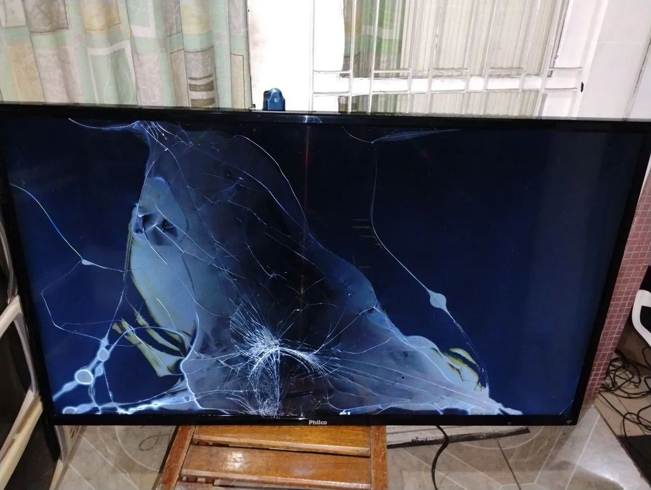 TV Philco LED Smartv 48  Polegadas Modelo PTV48A12DSGWA Defeito Tela Trincada - Foto 3