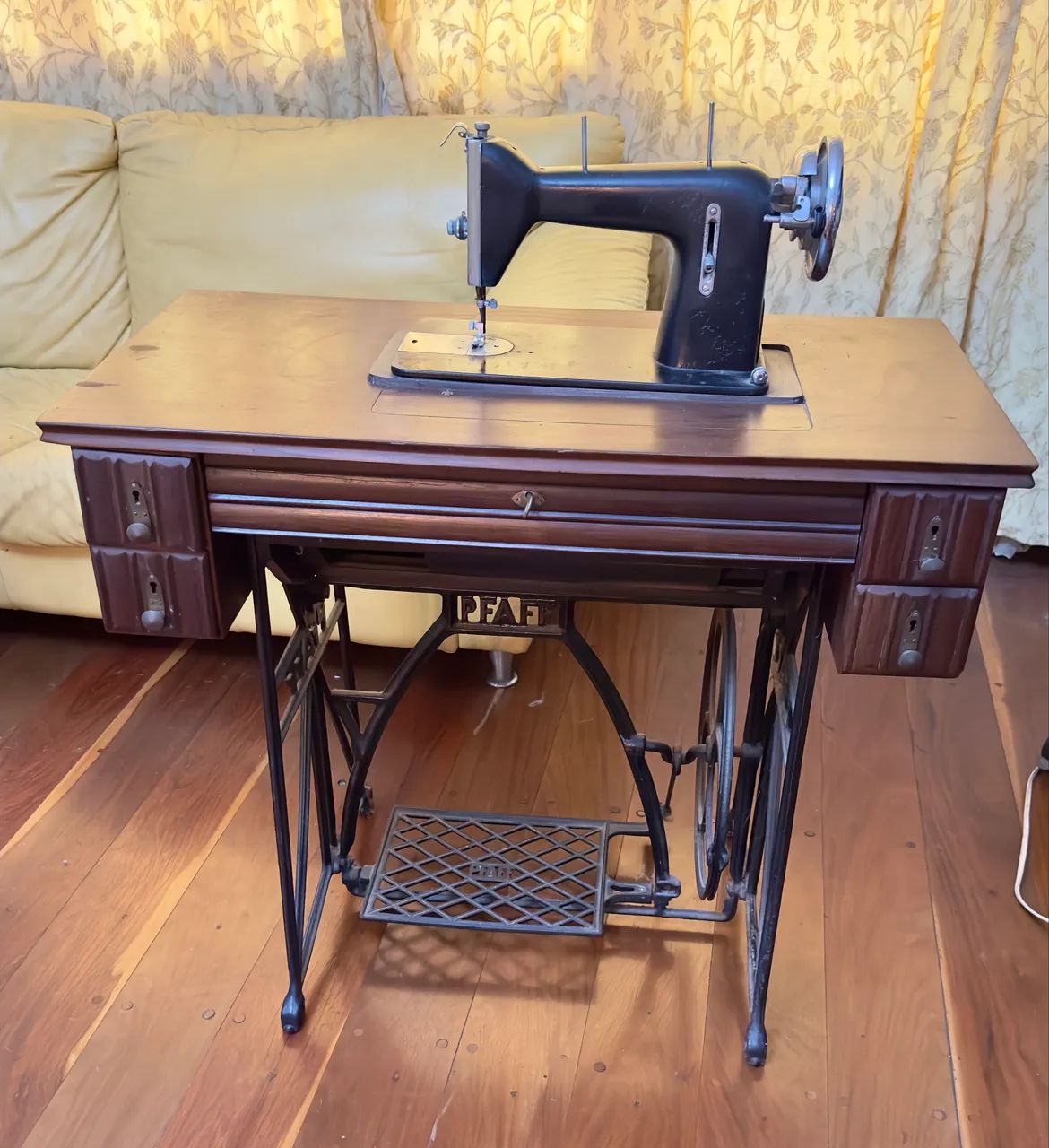 Máquina de costura antiga com gabinete - peça de decoração - Foto 4