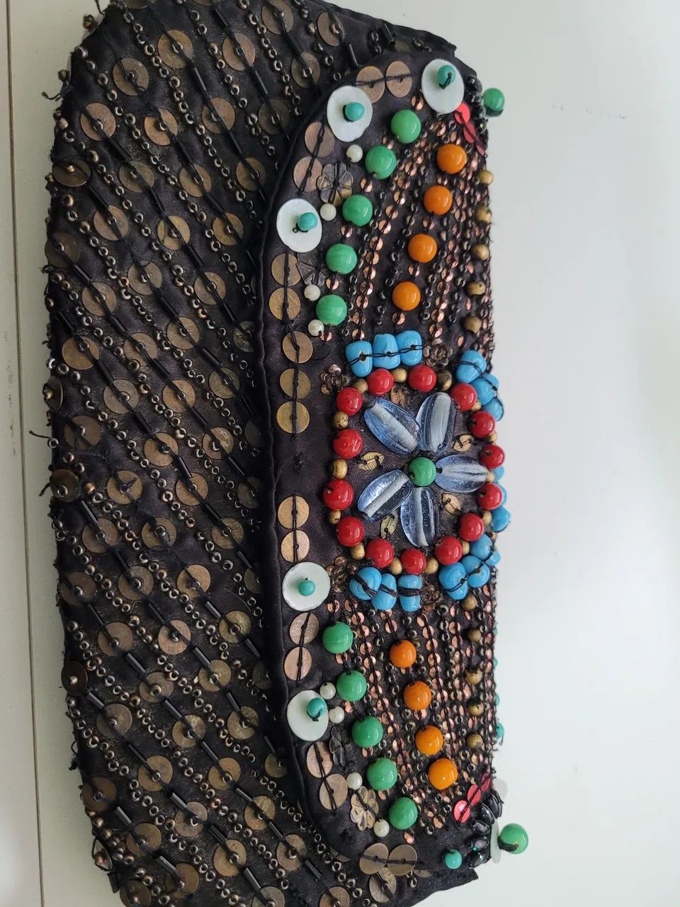 Carteira de mão bordada com miçangas e paetês