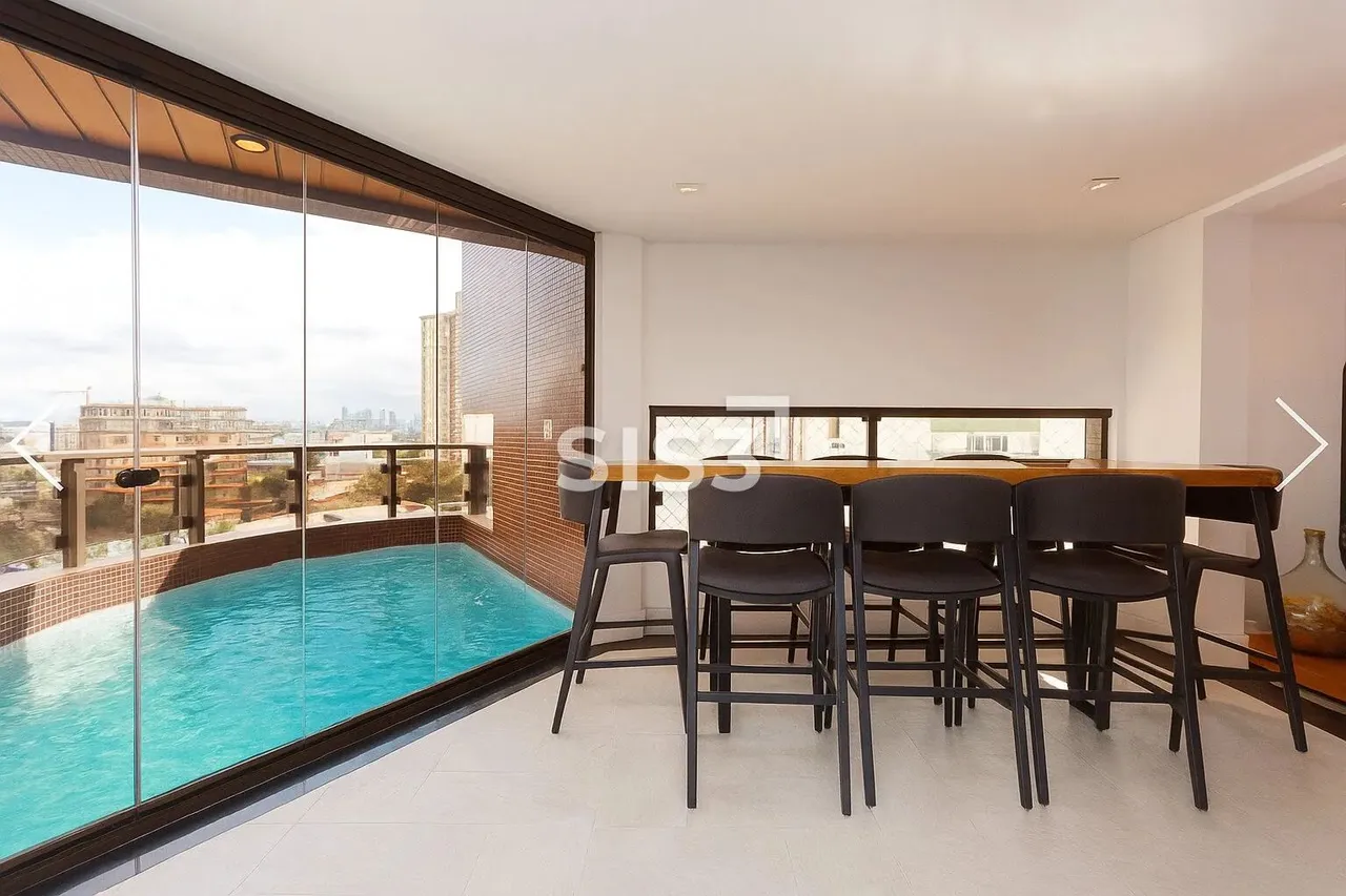 Apartamento à Venda no Edifício Golden Palace 262m², Piscina Privativa, entre Água Verde