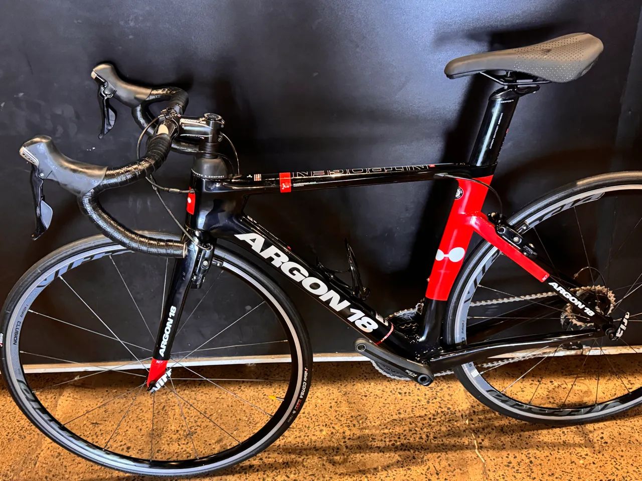 BICICLETA ARGON NITROGEN 18 CARBON TAMANHO S SEMI NOVA  - Foto 2