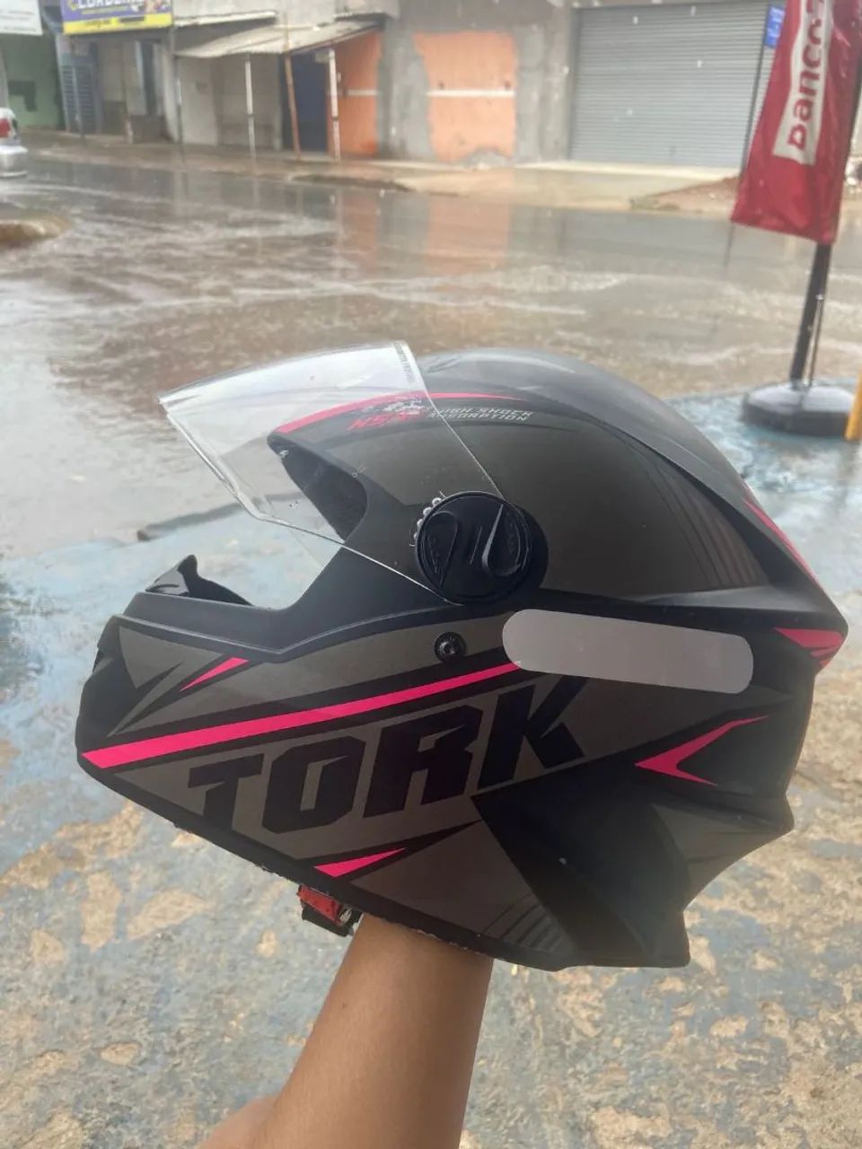 Vendo Urgente Capacete Tork, TAM 58 e o motivo da venda é por ser folgado em mim. - Foto 3