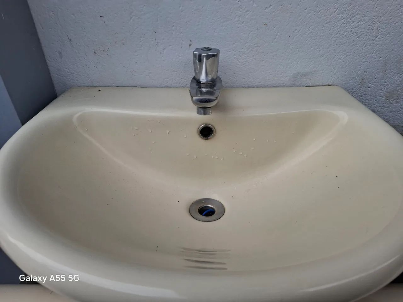  lavatório banheiro com coluna de louça Celite com válvula e torneira Deca,cor bege. - Foto 2