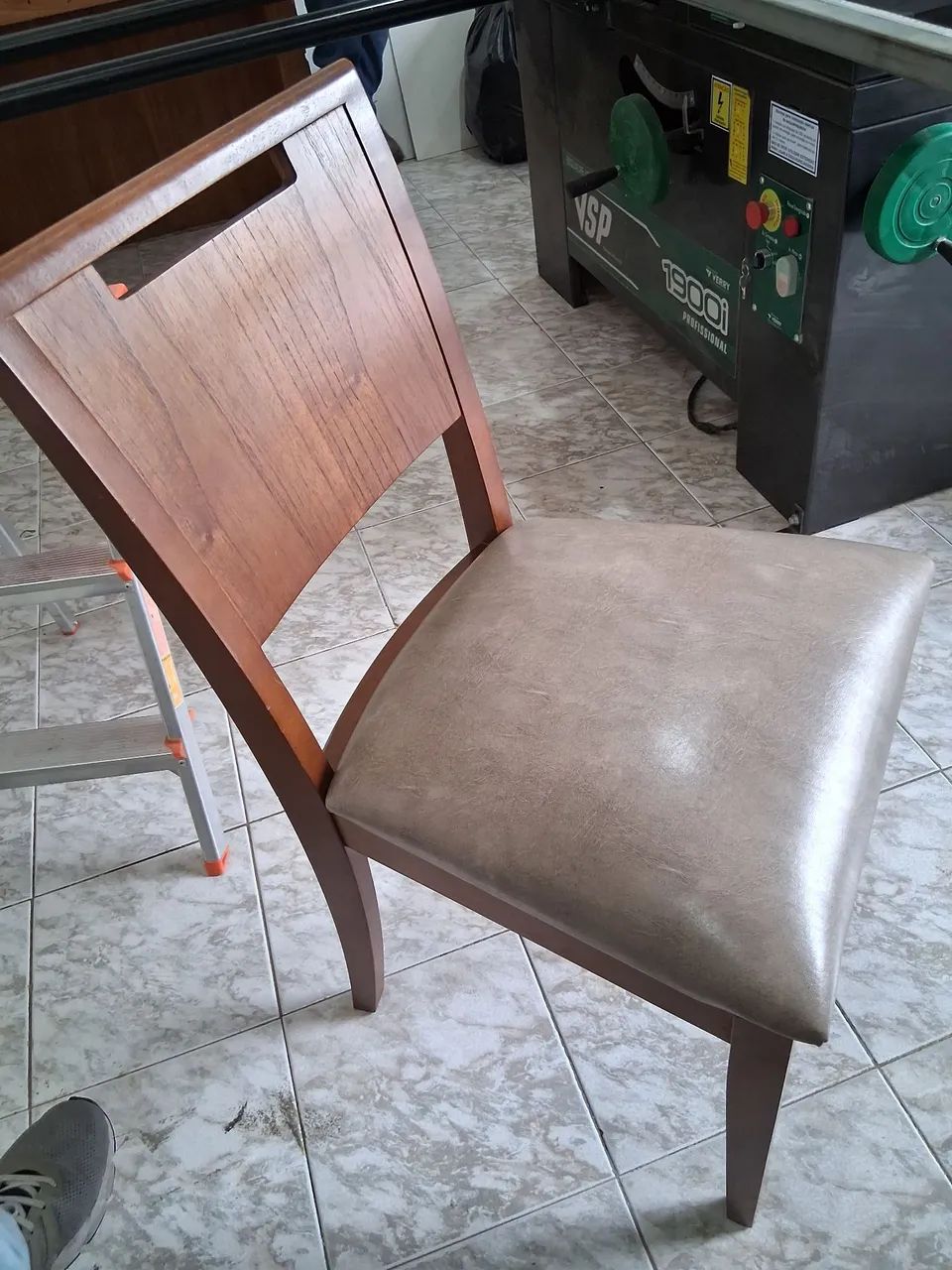Mesa de Madeira Maciça com 8 cadeiras  - Foto 4