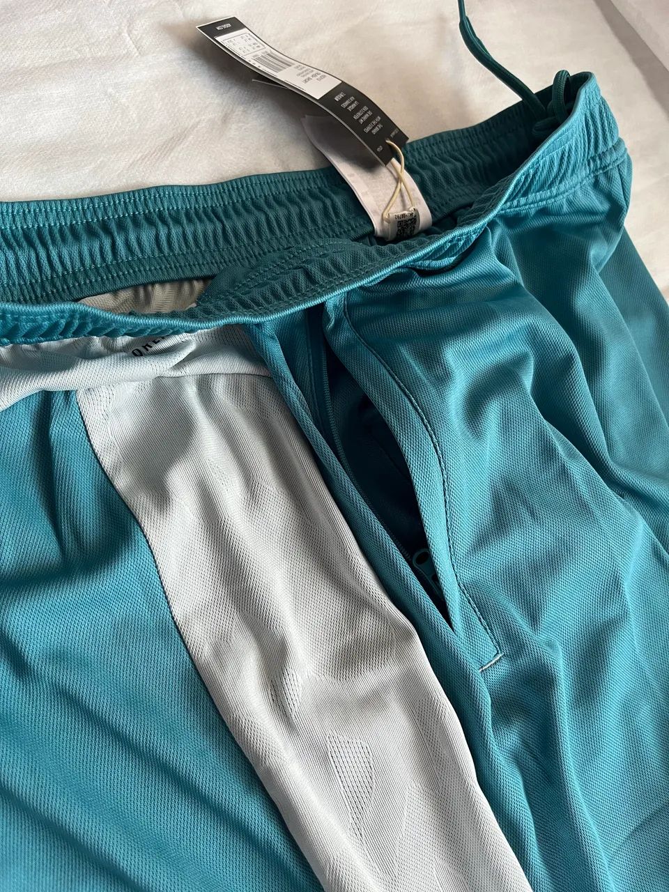 Shorts Adidas Novo e Original - P  - Foto 3
