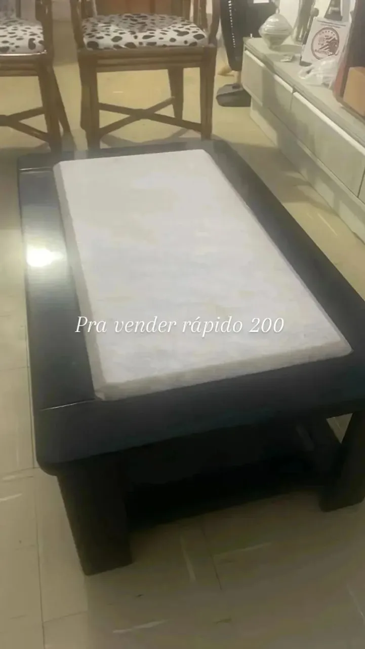 Mesa de centro preta com tampo branco