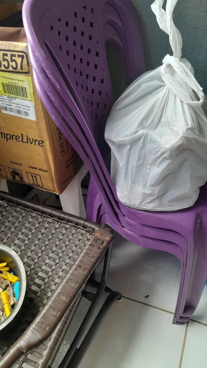 Cadeiras de plástico roxas,25 reais cada.