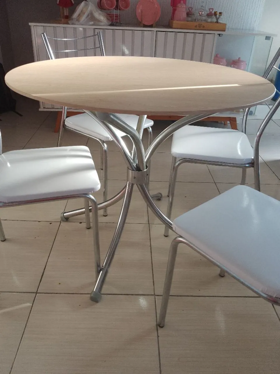 Mesa de cozinha redonda com 4 cadeiras