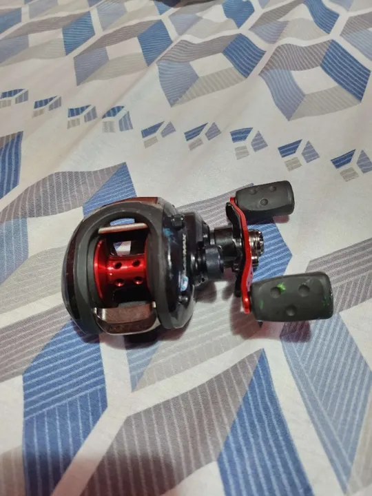 Pesca Carretilha Abu Garcia Blackmax 2L pouco usada