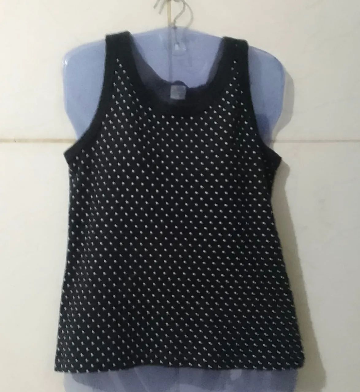 Blusa preta de bolinhas (P)