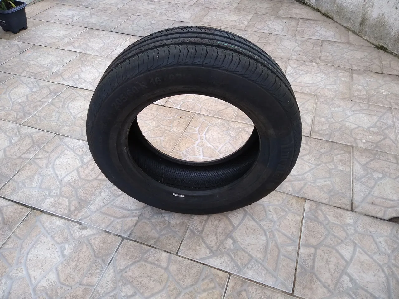Pneu 205/60 R16 continental novo