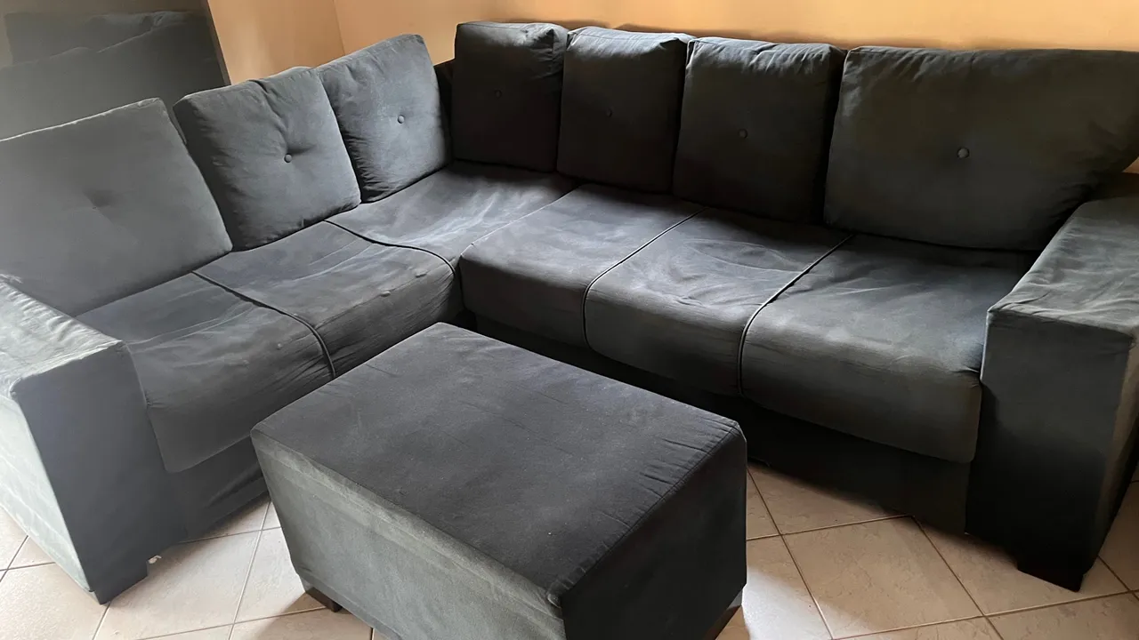 Sofá de canto com puff