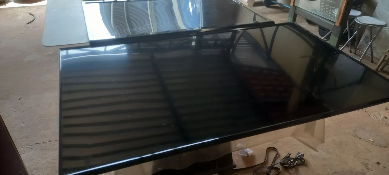 Televisão Samsung com visor trincado retirada de peças