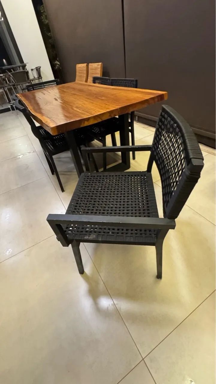 Mesa de Jantar em Madeira Maciça - Foto 2