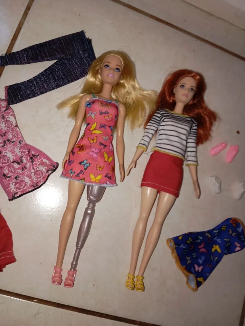 Lote Barbie com roupinhas e sapatos
