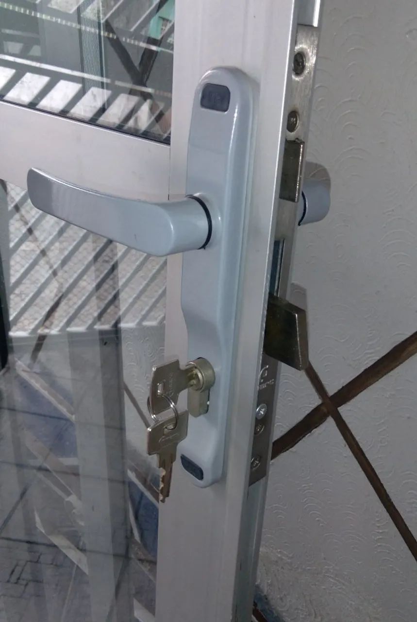 Porta de vidro em alumínio sem batente 2,37x73