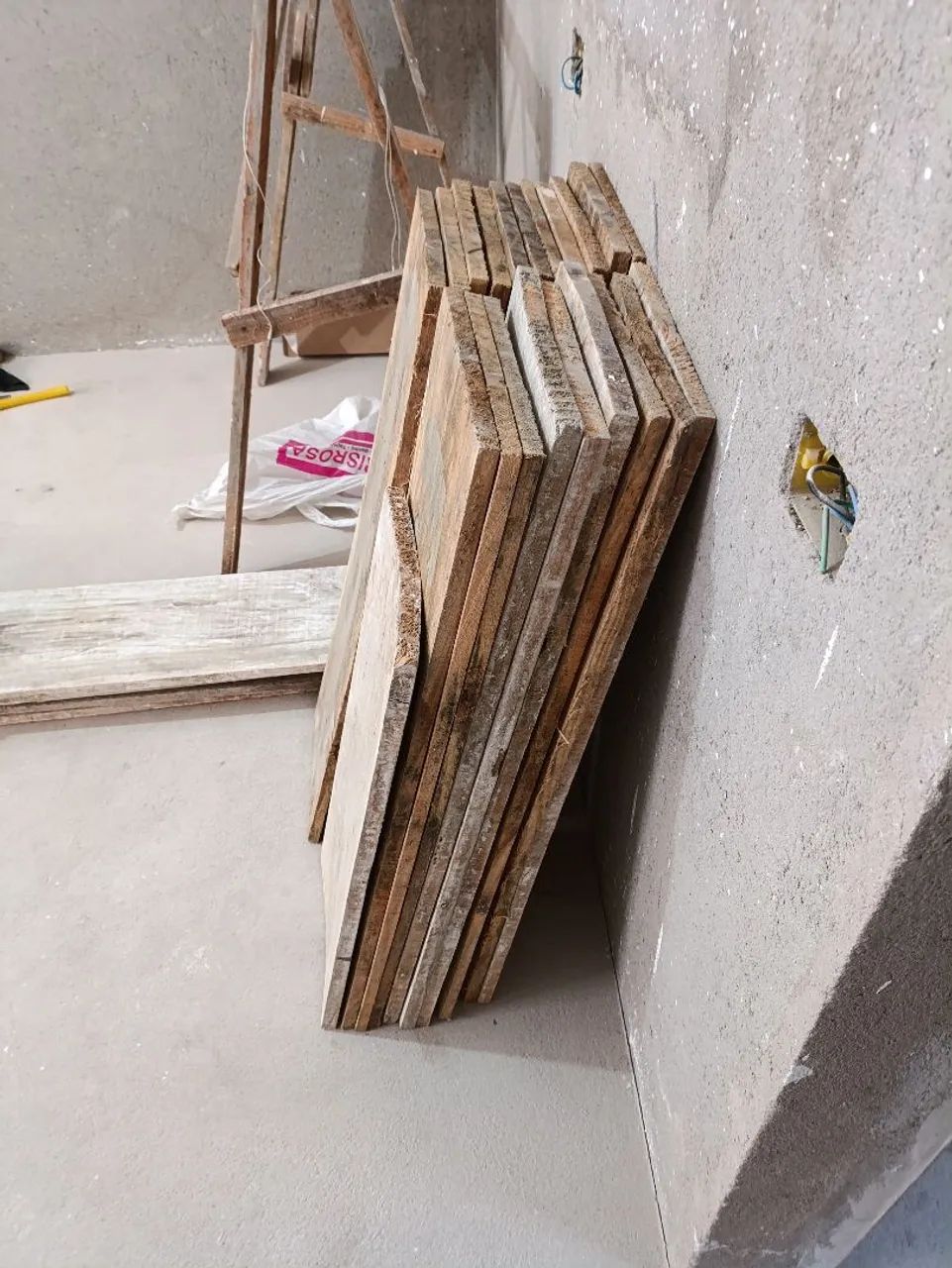 Viga de madeira e caibro para construção. - Foto 4
