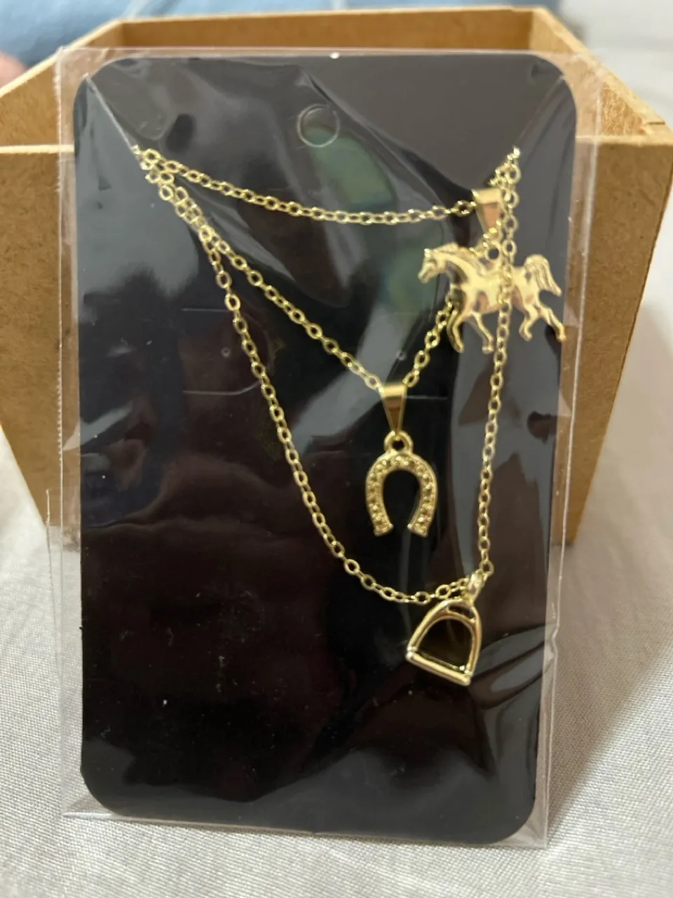 Colar Triplo Dourado Cavalos Ferradura e Estribo