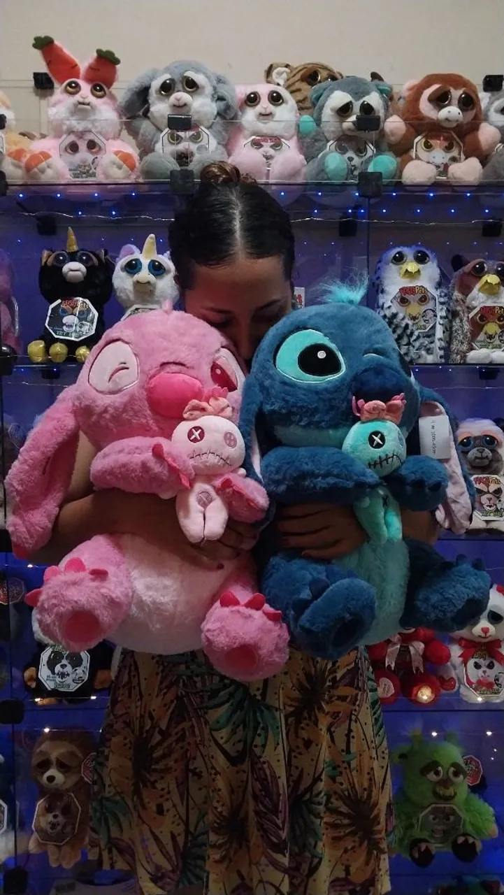 Bonecos Stitch e Angel - Segurando a Xepa