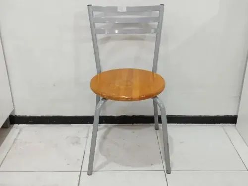 Cadeira de metal com acento de madeira