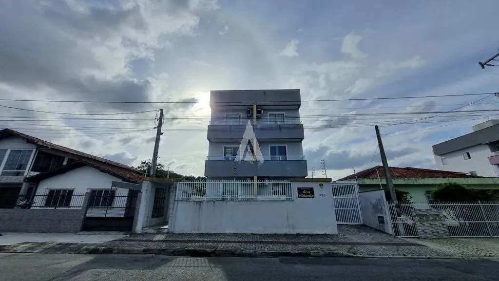 Apartamento com 2 quartos, 1 com sacada, 1 bwc social, sala de estar, cozinha, área de ser