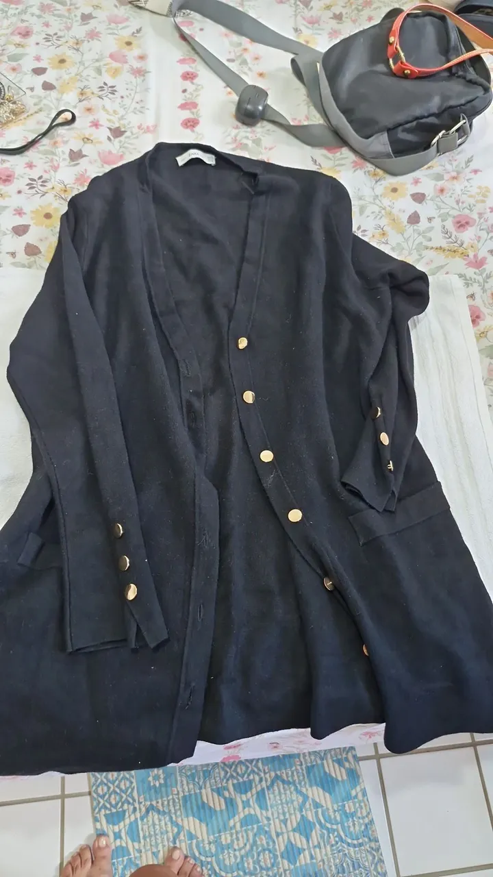 Cardigan preto lindo, a foto não ajuda muito, mas ele é lindo, perfeito