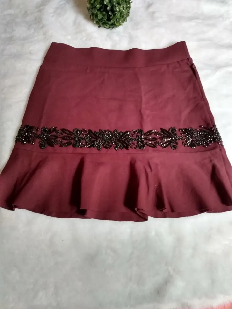 Saia da marca lelis black com detalhes empedrarias
