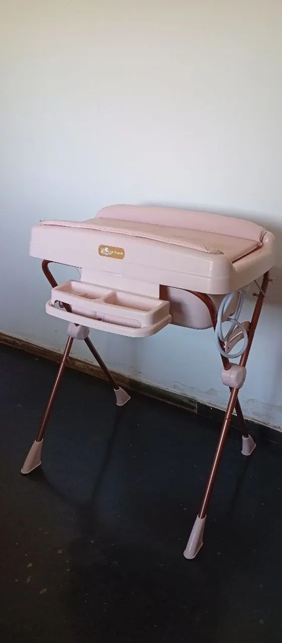 Trocador de bebê com banheira