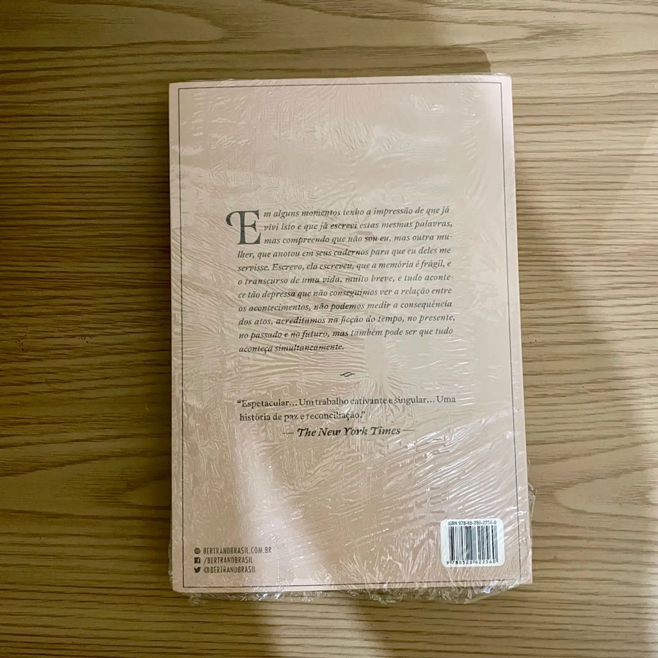 Livro A Casa dos Espíritos - Isabel Allende - Foto 4