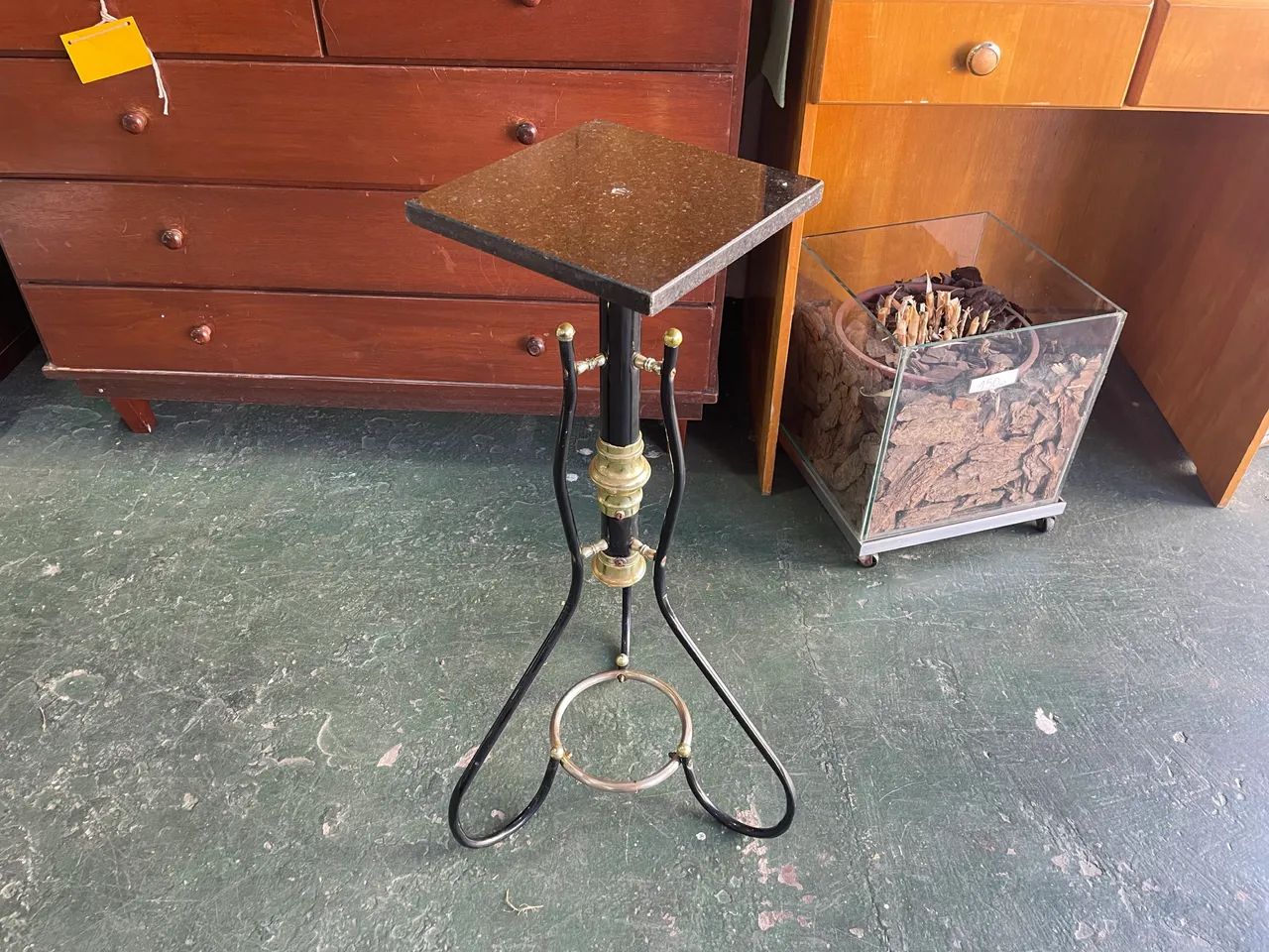 Mesa de Canto com Tampo em Granito 