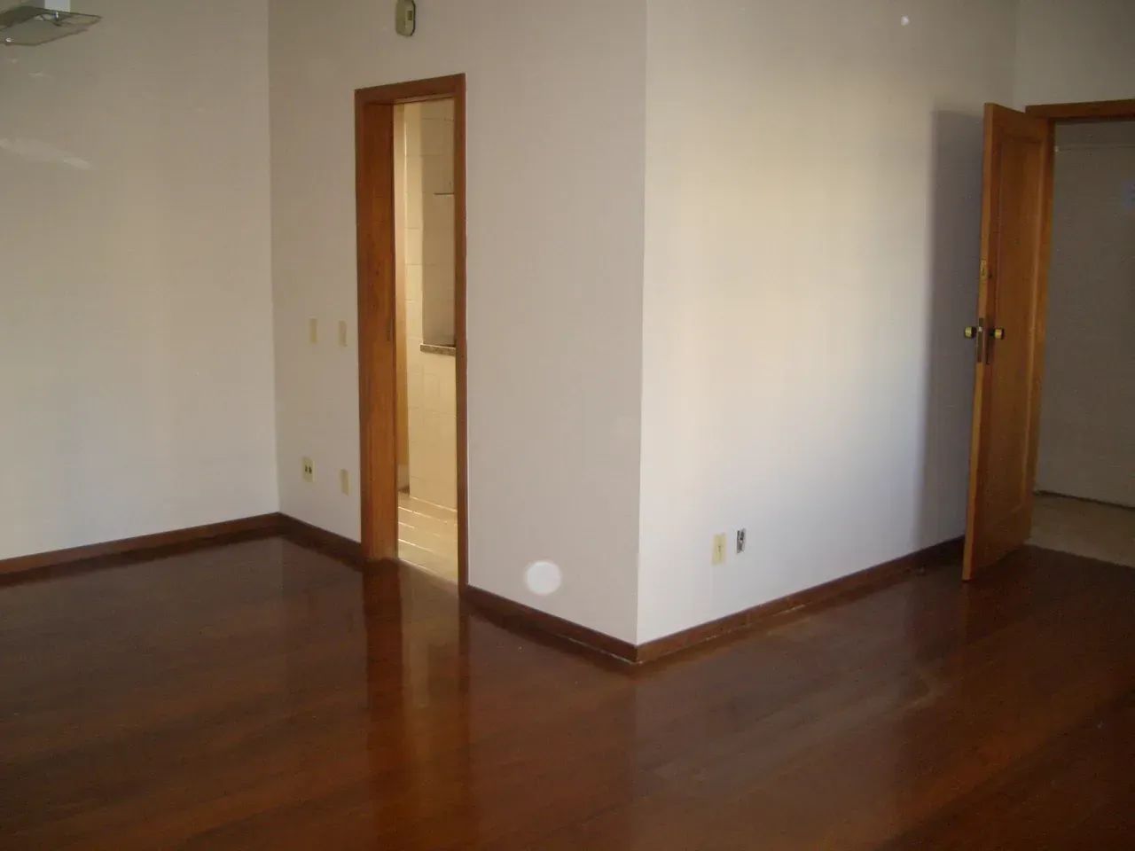 APTO DE TRÊS QUARTOS MUITO BEM LOCALIZADO - Foto 4