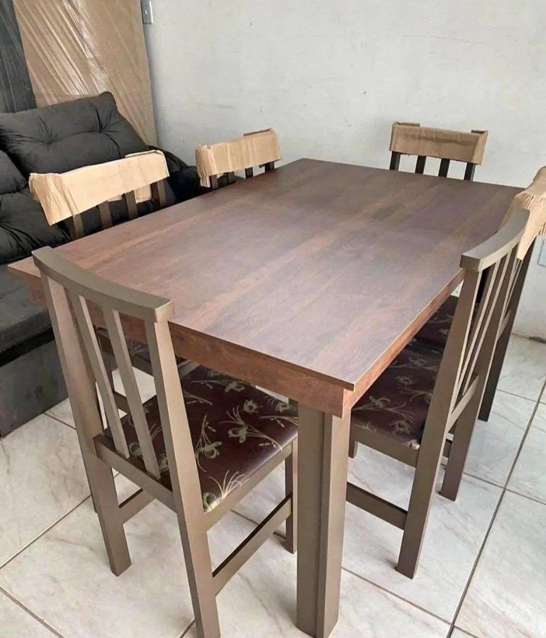 Mesa quadrada com 6 cadeiras ( novo)