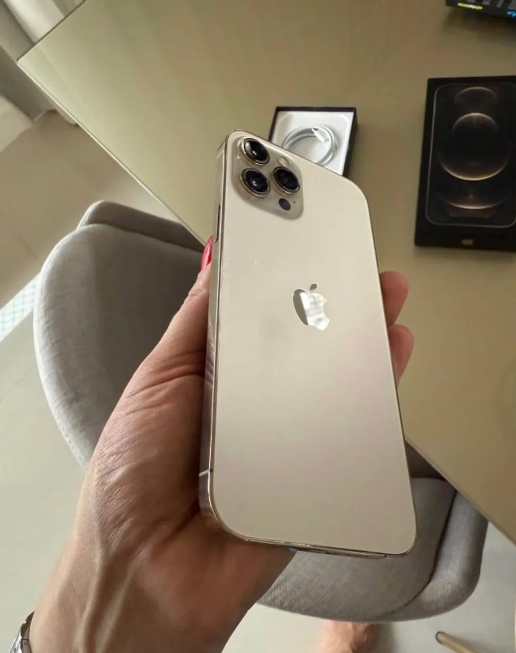 iPhone 12 Pro Max gold top  - Foto 4