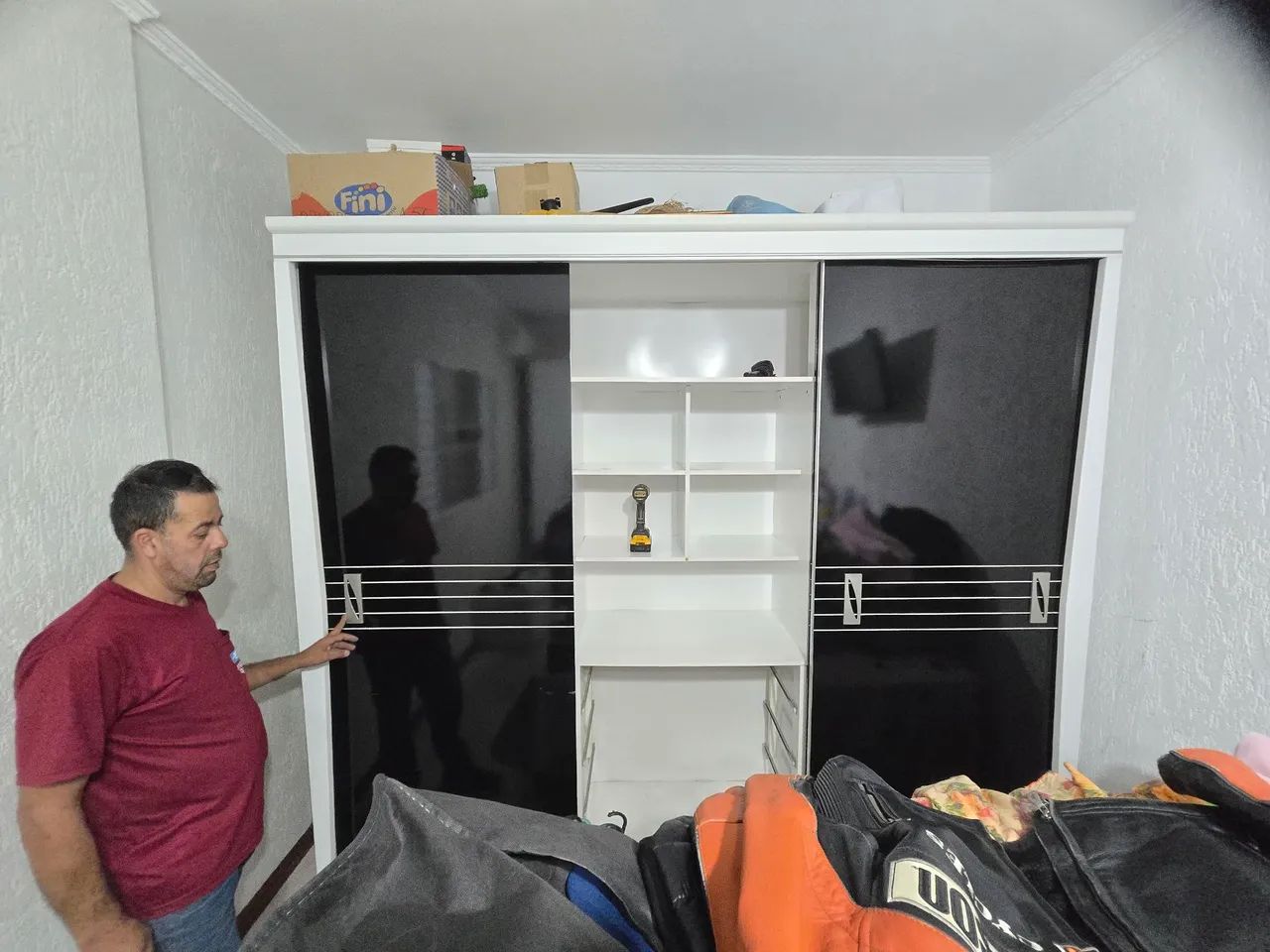 Conjunto de um  Guarda roupa e uma cômoda  da marca bartira muito conservada. - Foto 4