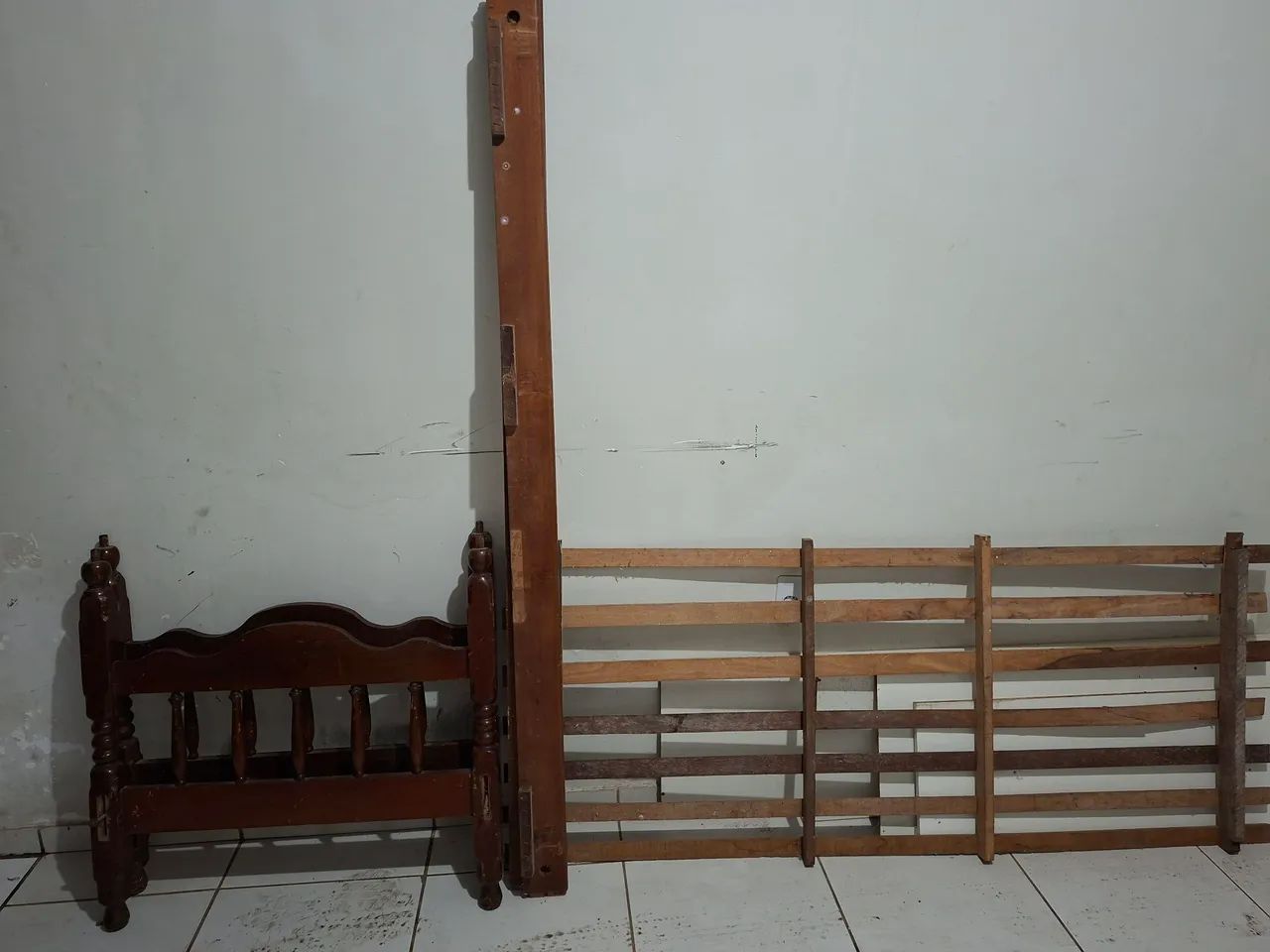 Cama de solteiro de madeira com colchão 