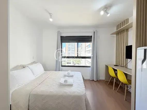 Studio iluminado, mobiliado e decorado!