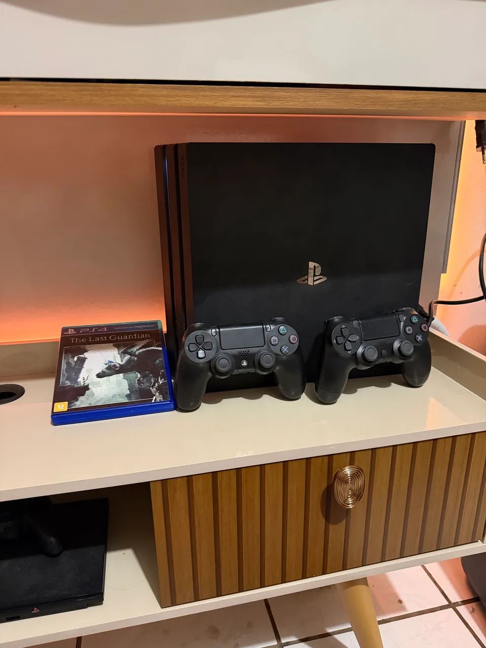 PS4 PRO 1tb - 2 Controles - Jogo