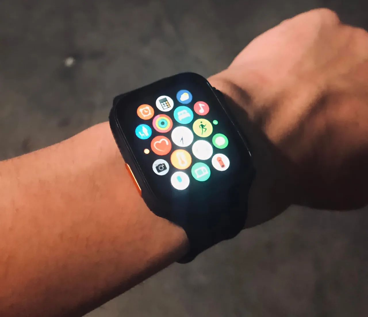 Relógio digital com carregador e pulseira secundária 