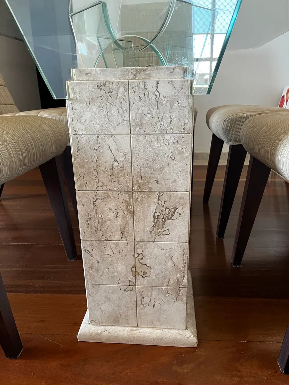 Mesa com tampo de vidro com acabamento bisotê  com 6 cadeiras  - Foto 3